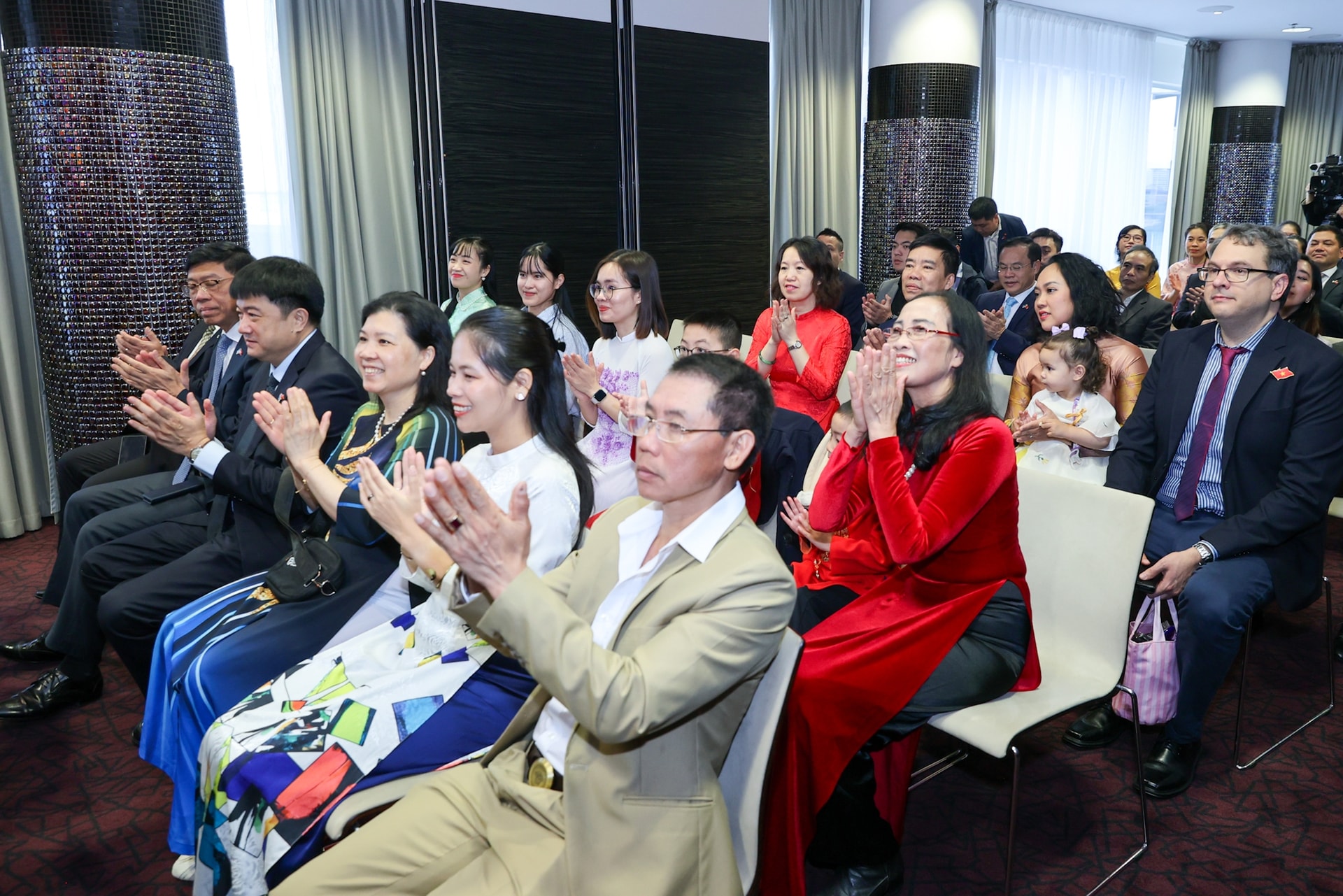 Thủ tướng: Đảng, Nhà nước luôn quan tâm cộng đồng Việt Nam ở nước ngoài, dù chỉ một người - Ảnh 7.