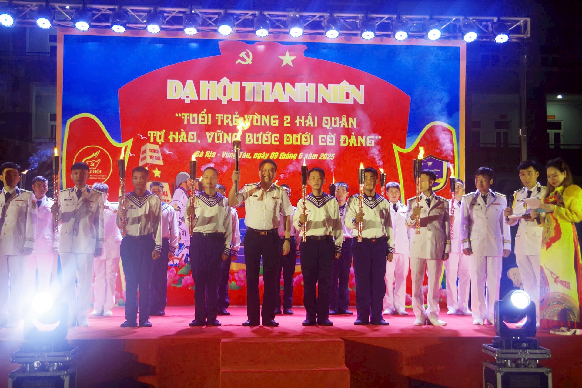2.-dai-ta-tran-manh-chien-bi-thu-dang-uy-chinh-uy-thuc-hien-nghi-thuc-thap-ngon-lua-truyen-thong.jpg