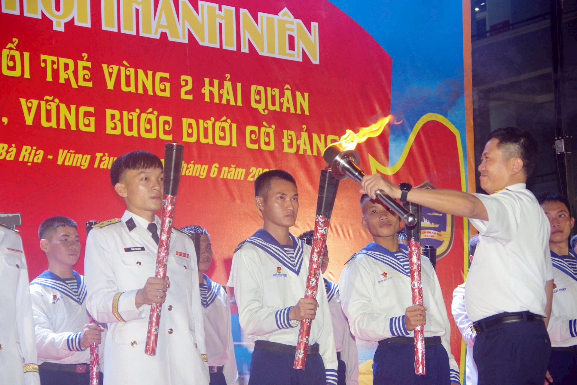 4.-16-ngon-duoc-bieu-tuong-thieng-lieng-cua-16-nam-xay-dung-va-truong-thanh-cua-vung-2-hai-quan-duoc-dong-chi-chinh-uy-vung-thap-sang..jpg