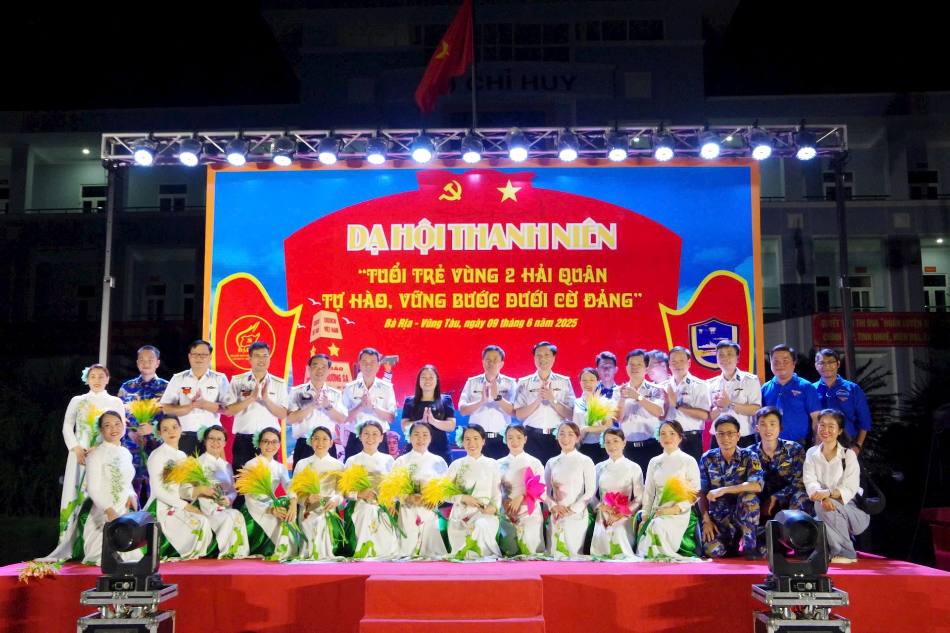 9.thu-truong-btl-vung-chup-anh-luu-niem-trong-dem-da-hoi-thanh-nien.jpg