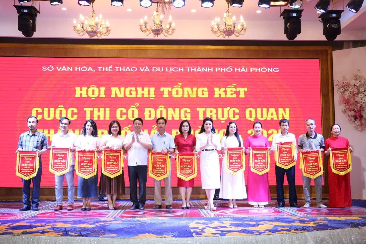 trao-giai-xuat-sac.jpg