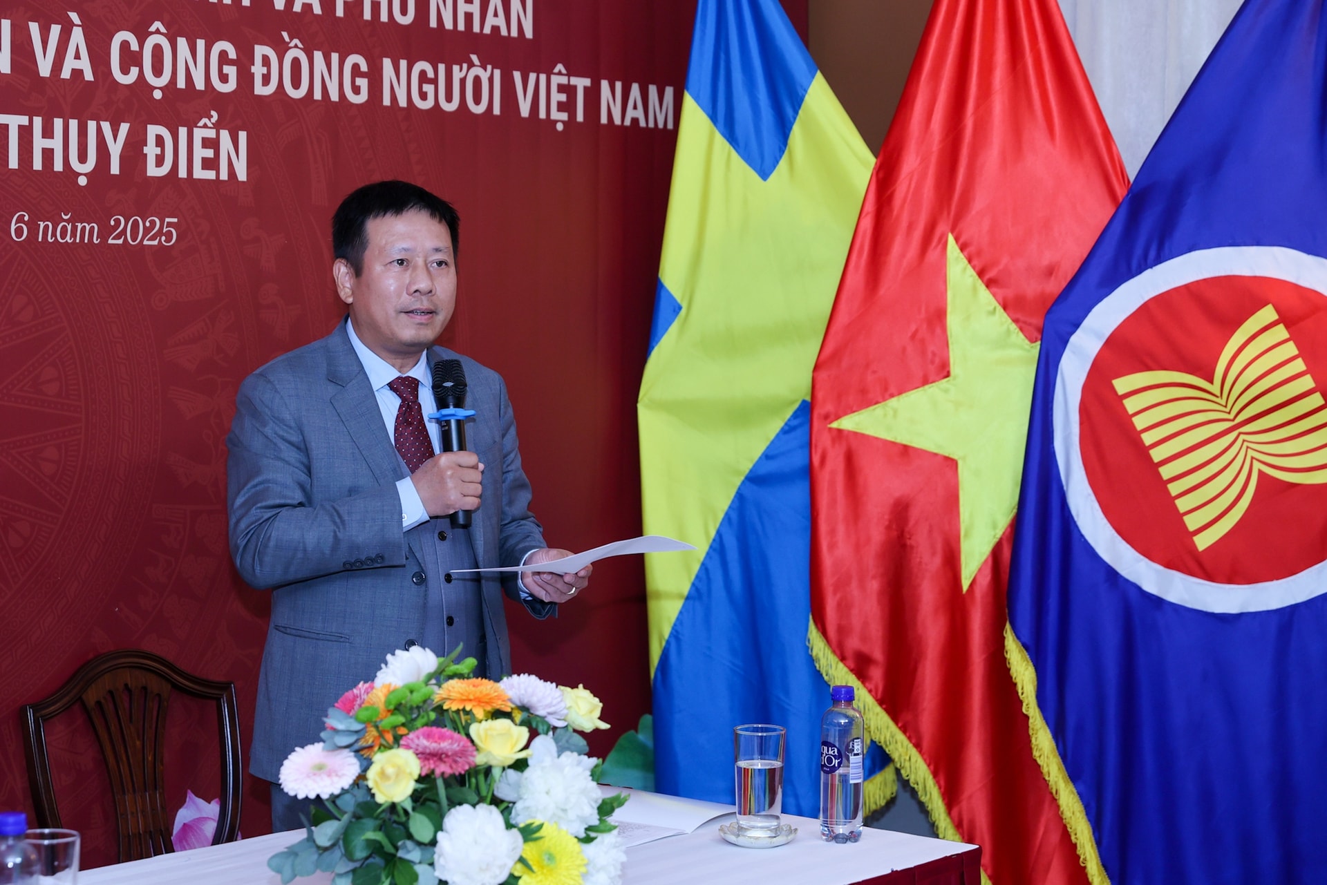 Thủ tướng gặp gỡ kiều bào tại Thụy Điển: 'Tự lo được cho mình cũng là yêu nước'- Ảnh 4.