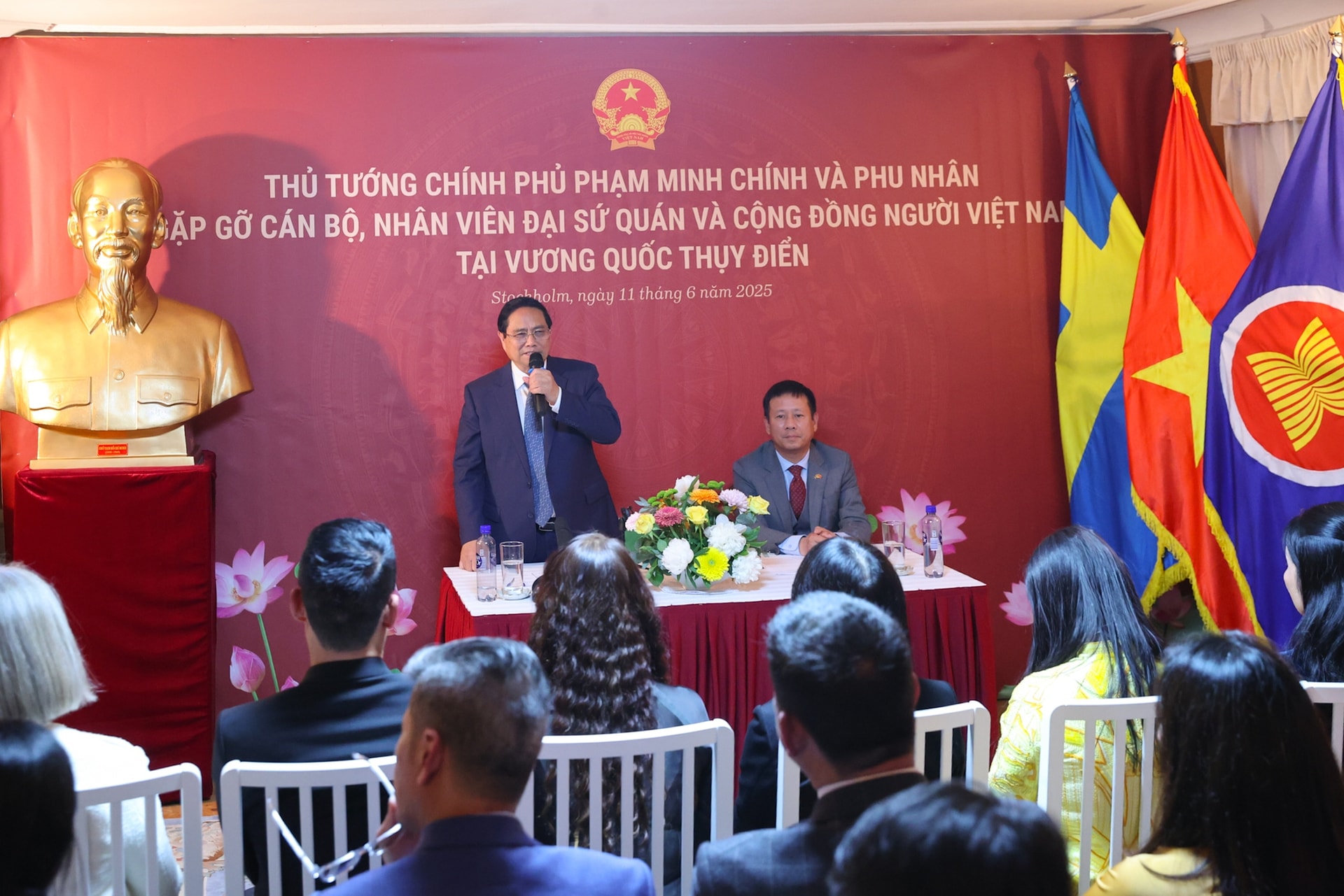 Thủ tướng gặp gỡ kiều bào tại Thụy Điển: 'Tự lo được cho mình cũng là yêu nước'- Ảnh 2.