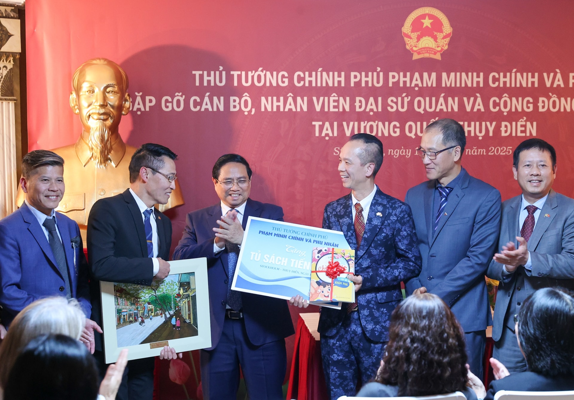 Thủ tướng gặp gỡ kiều bào tại Thụy Điển: 'Tự lo được cho mình cũng là yêu nước'- Ảnh 9.