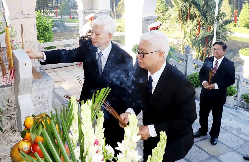 nguyen-chu-tich-nuoc-va-bi-thu-tinh-thap-nhang-tuong-niem.jpeg
