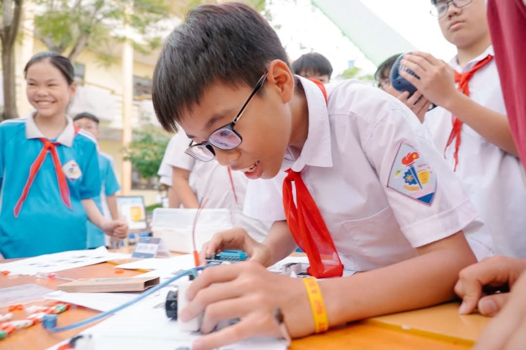 cac-em-hoc-sinh-hao-hung-tham-gia-trai-nghiem-lap-trinh-va-lap-rap-robot-khi-tham-gia-cac-hoat-dong-cua-sft-on-tour-1-.jpg