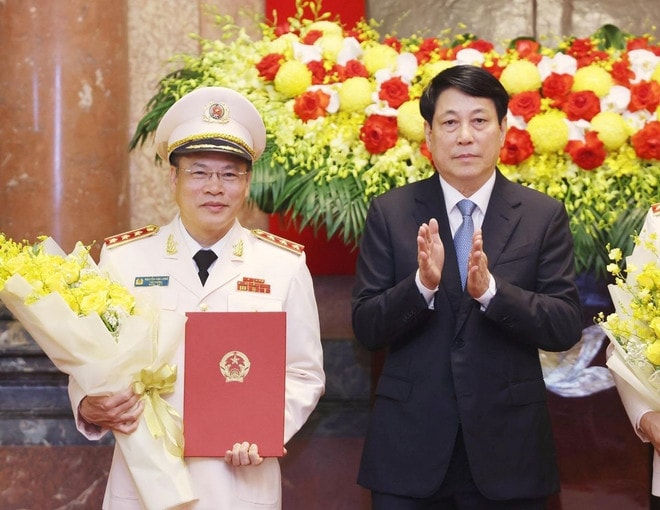 chu-tich-nuoc-trao-quyet-dinh-thang-cap-bac-ham-thuong-tuong-voi-ba-thu-truong-bo-cong-an-14-2.jpg
