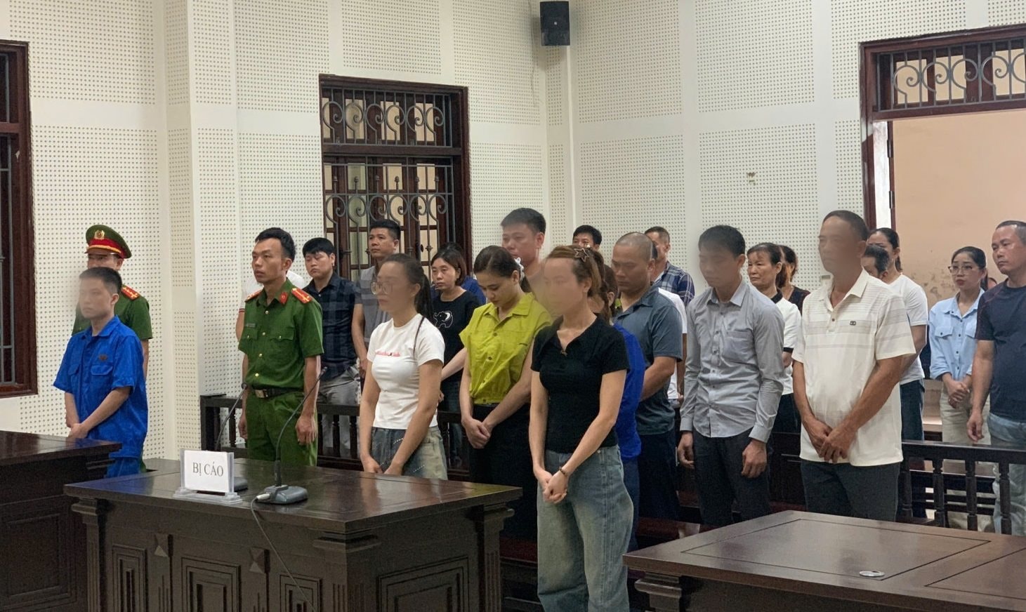 Xét xử 9 bị cáo đánh bạc bằng hình thức lô đề, cá độ bóng đá