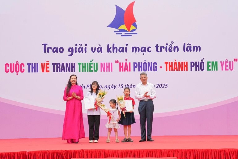 trao-giai-15.6.jpg