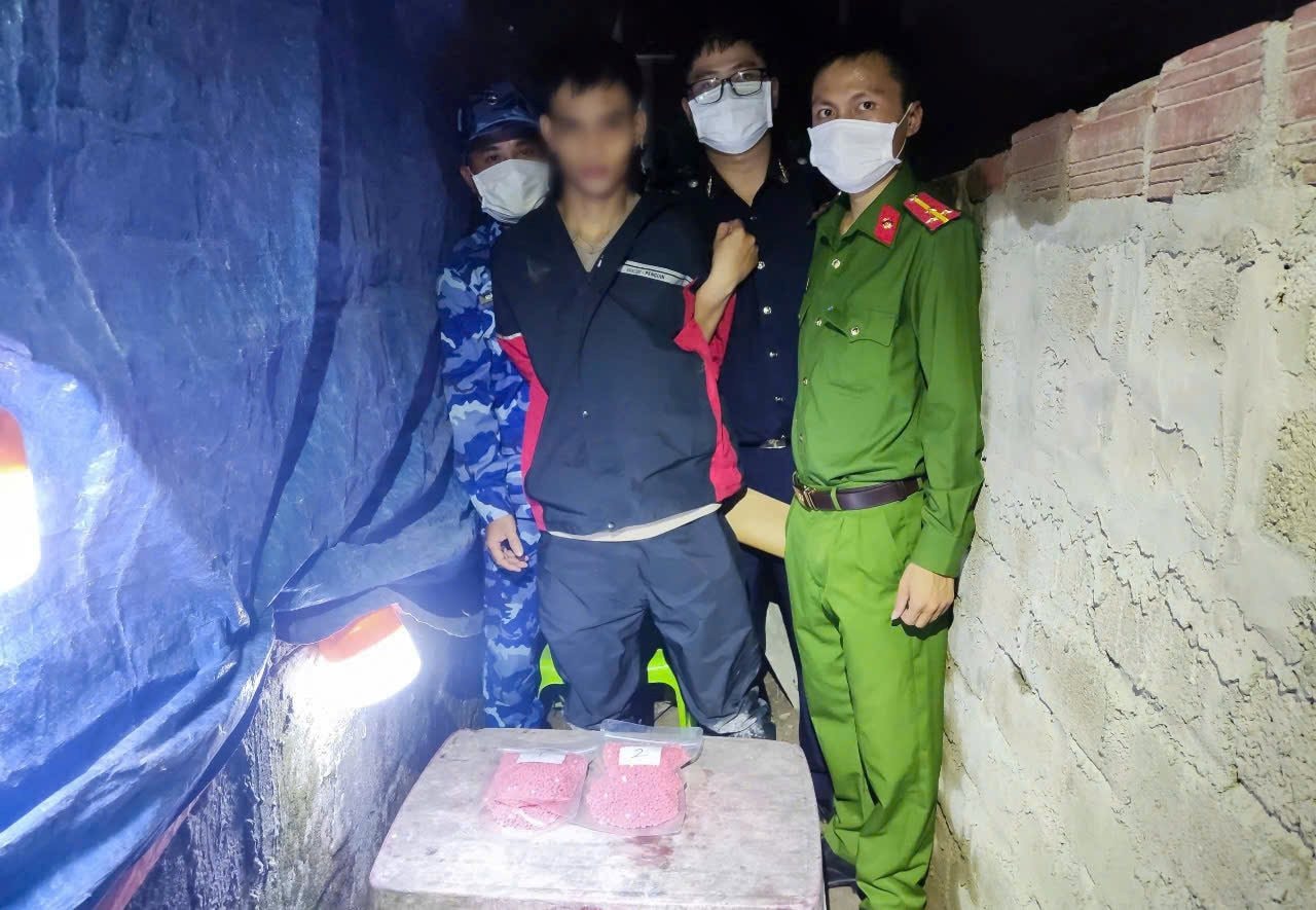 bat-doi-tuong-ma-tuy-canh-sat-bien.jpg