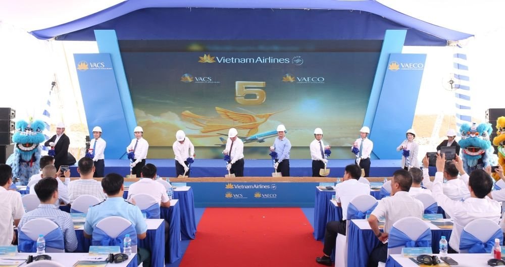 cac_ai_bieu_thuc_hien_nghi_thuc_khoi_cong-san-baylt.jpg