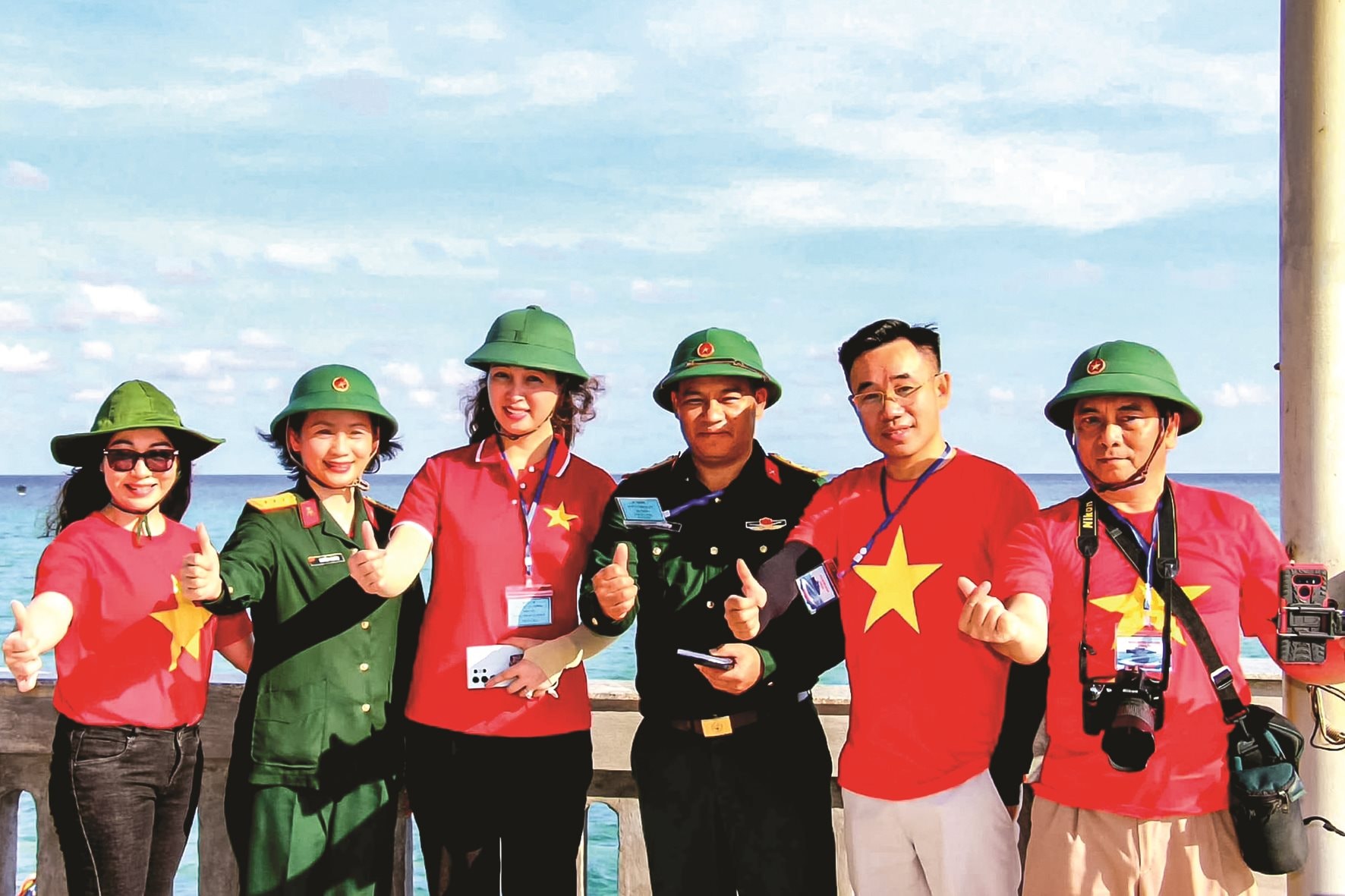 nha-bao-manh-hung-cung-cac-dong-nghiep-trong-chuyen-cong-tac-tai-quan-dao-truong-sa-1-.jpg