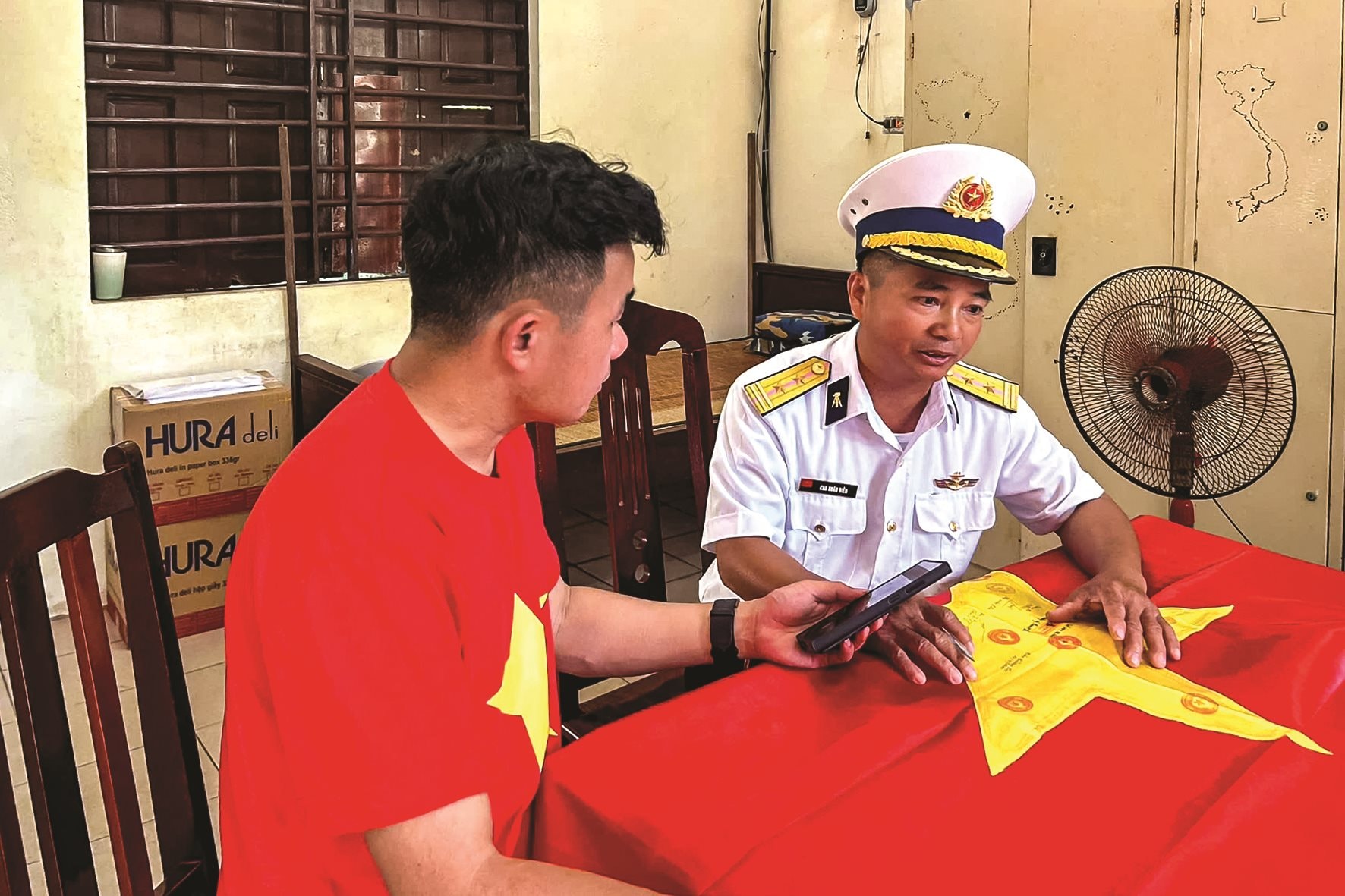 nha-bao-manh-hung-cung-cac-dong-nghiep-trong-chuyen-cong-tac-tai-quan-dao-truong-sa-3-.jpg