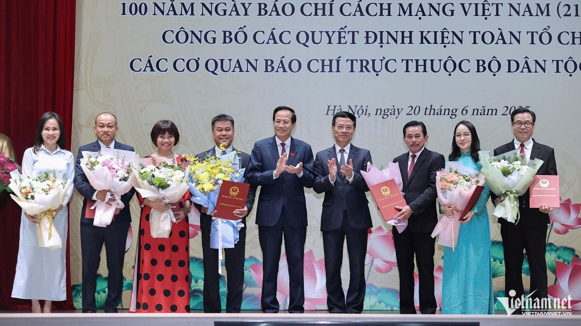 w-hai-bo-truong-chuc-mung-bo-nhiem-93510.jpg