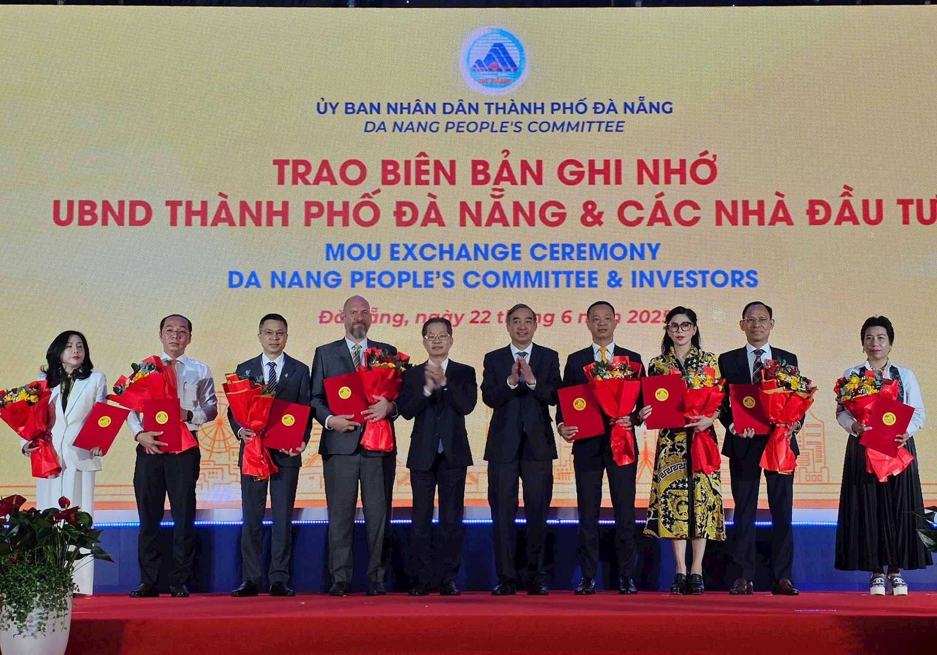 22-6-cong-bo9.jpg
