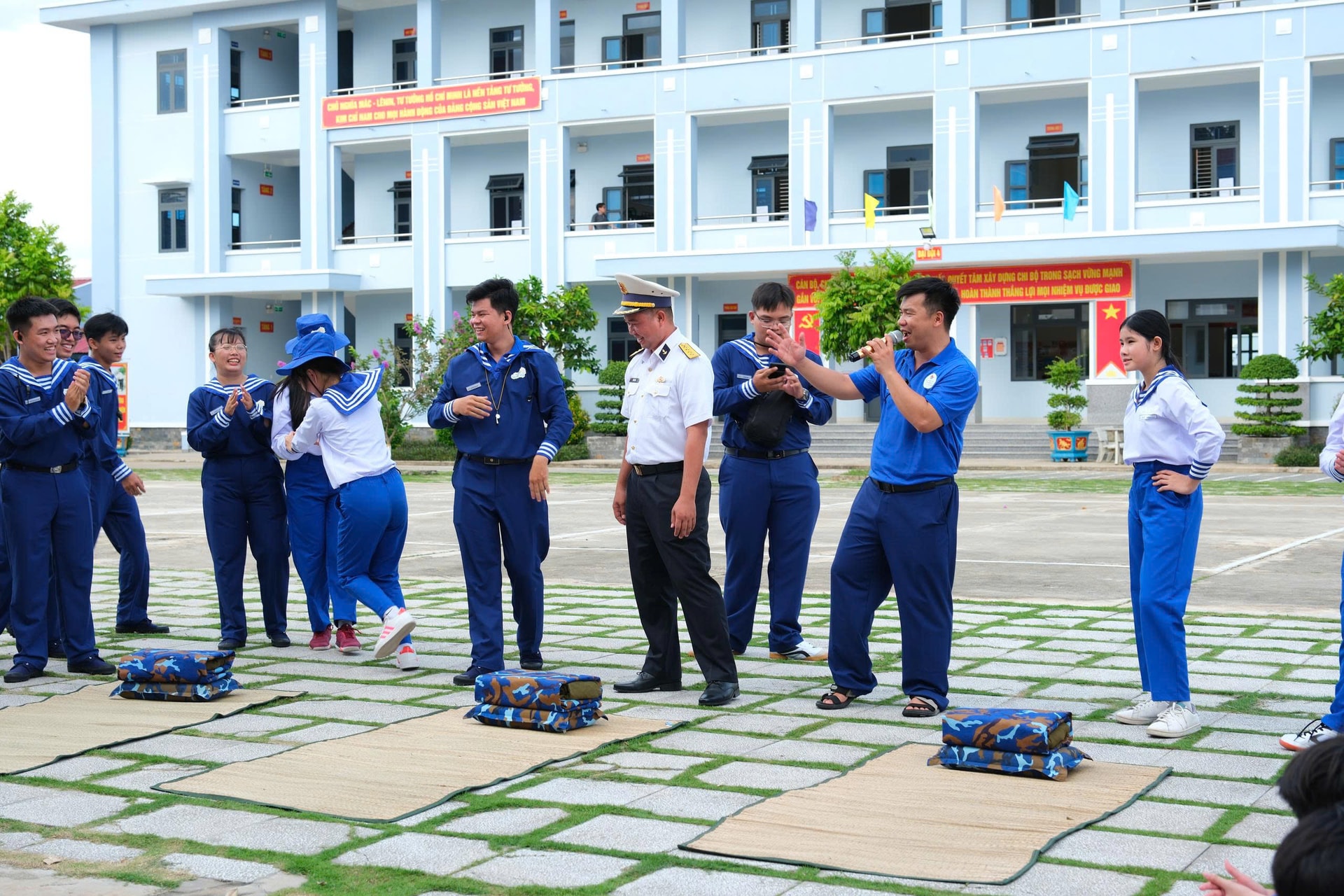 10.-hoi-thao-sap-xep-noi-vu-duoc-cac-hoc-vien-hao-hung-thuc-hien.jpg
