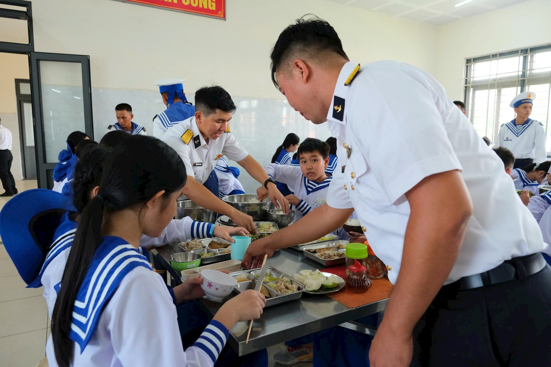 11.-bua-com-dau-tien-cua-cac-hoc-vien-tai-don-vi-huan-luyen-trong-quan-doi.jpg