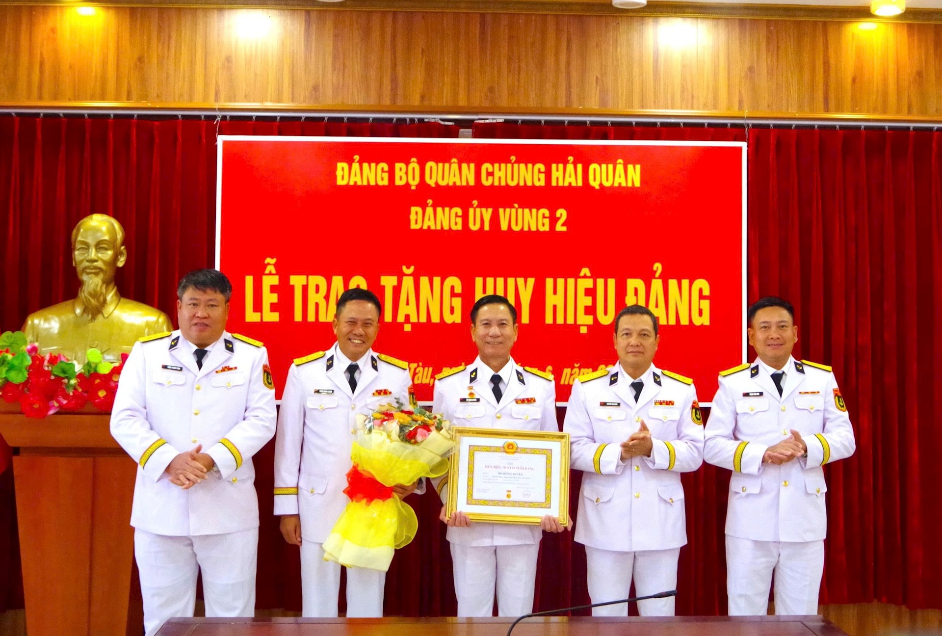 3.-thu-truong-bo-tu-lenh-vung-trao-huy-hieu-dang-va-tang-hoa-chuc-mung-dai-ta-do-hong-duyen.jpg
