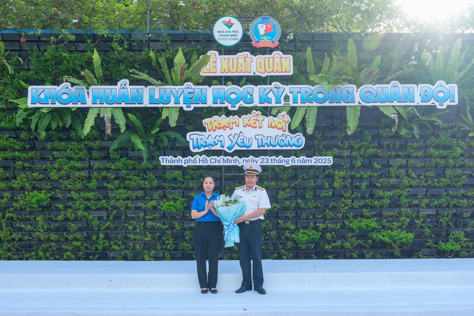 3.-thuong-ta-pham-ngoc-hung-pho-chinh-uy-trung-tam-huan-luyen-nhan-hoa-chuc-mung-tu-dong-chi-trinh-thi-hien-tran-pho-bi-thu-thanh-doan-tp.-ho-chi-minh.jpg