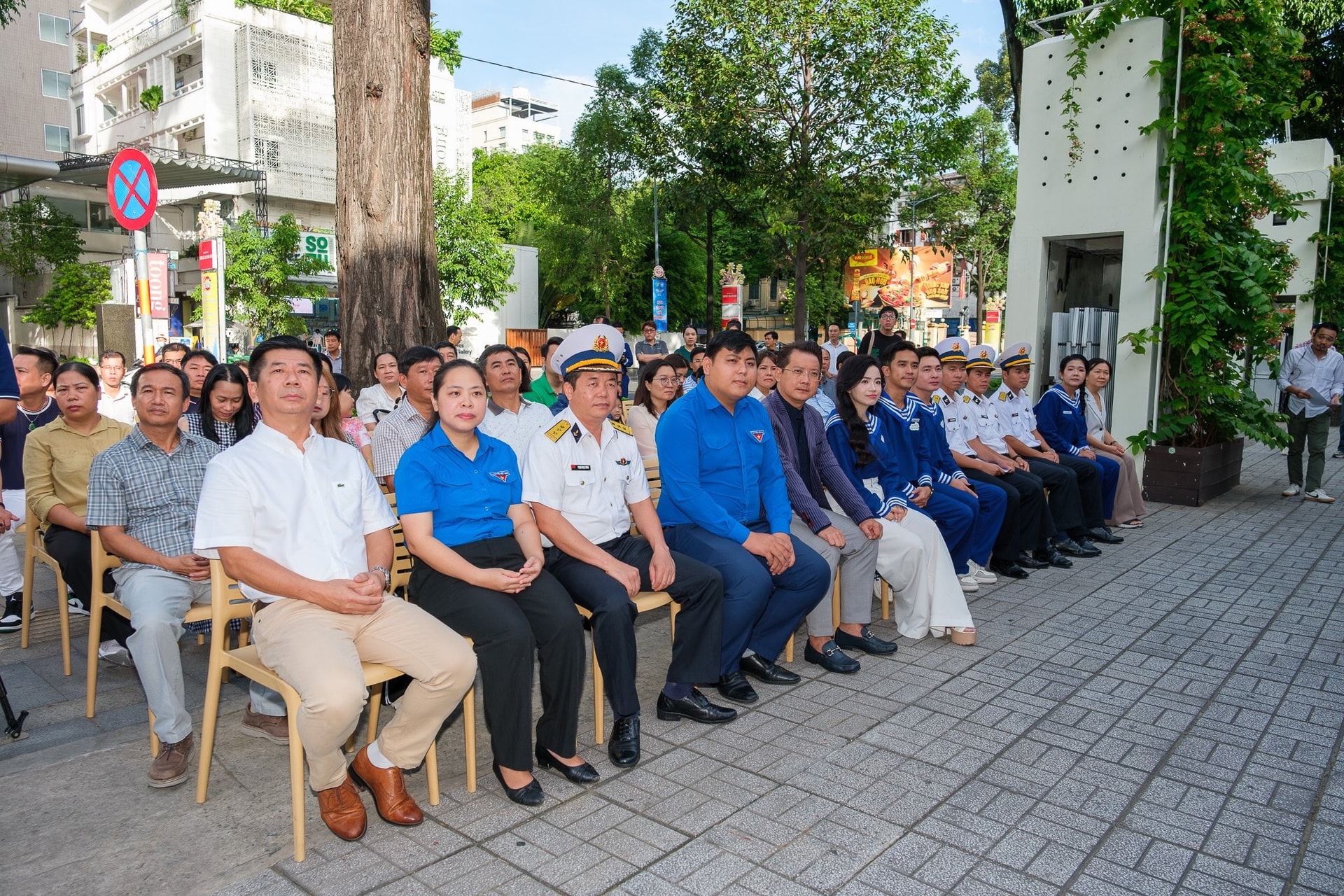 4.-dong-chi-nguyen-hong-phuc-giam-doc-nha-van-hoa-thanh-nien-tp-ho-chi-minh-ngoai-cung-ben-trai-cung-cac-dai-bieu-du-buoi-le.jpg