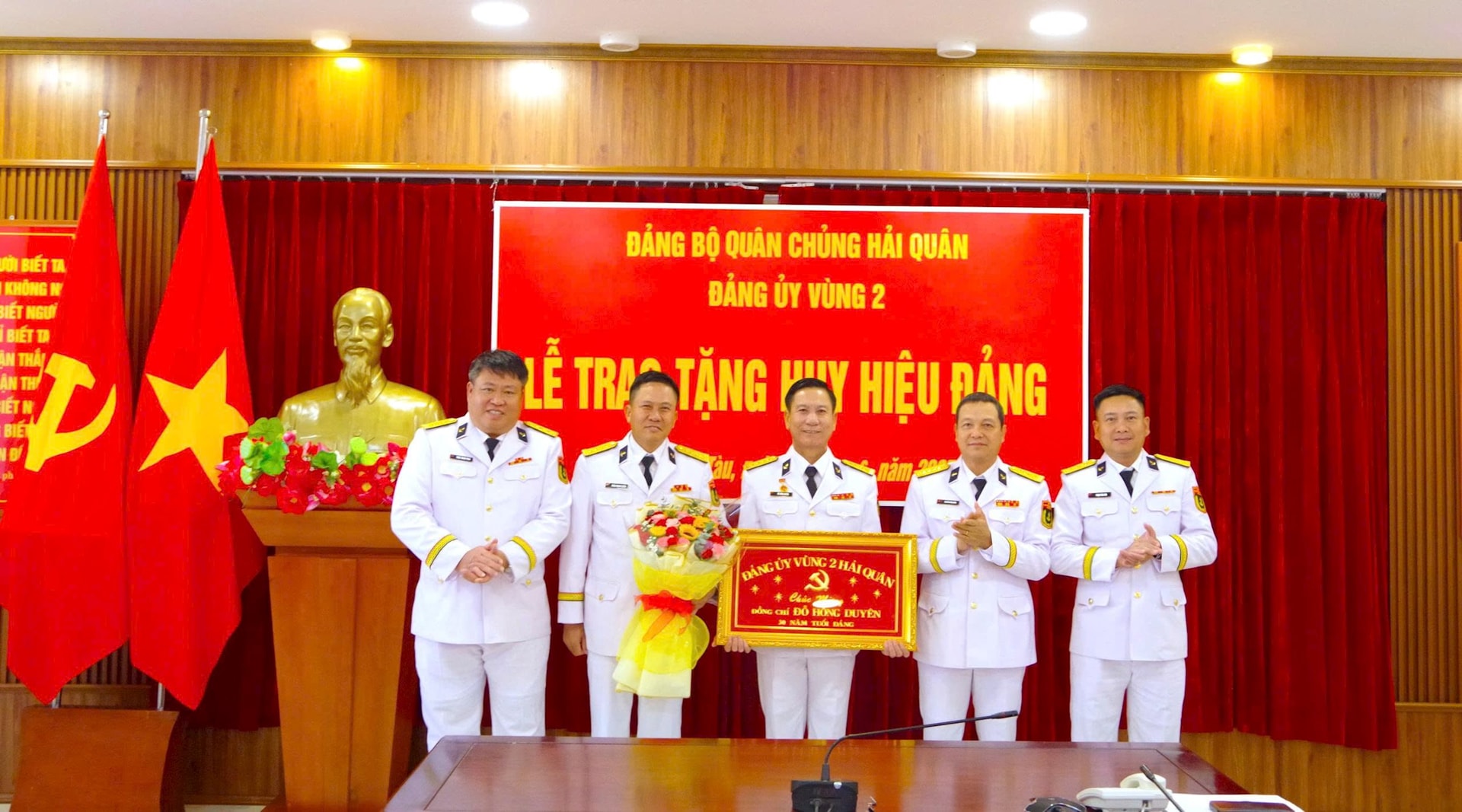 4.-thu-truong-bo-tu-lenh-vung-tang-hoa-buc-khanh-chuc-mung-dai-ta-do-hong-duyen.jpg