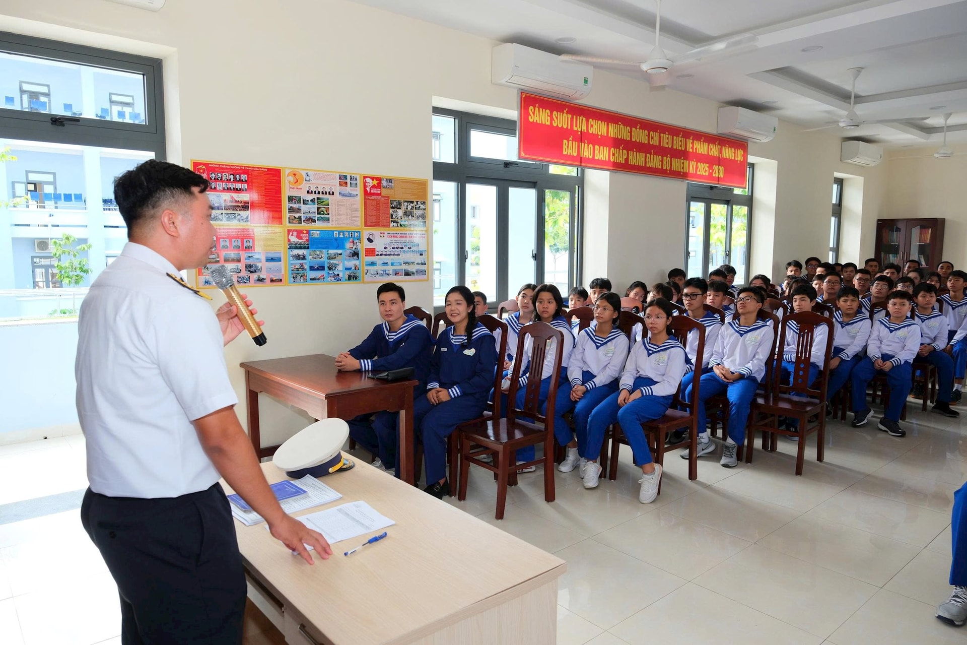 8.-can-bo-cua-trung-tam-huan-luyen-pho-bien-huong-dan-cho-cac-hoc-vien-truoc-khi-sinh-hoat-hoc-tap-tai-don-vi.jpg