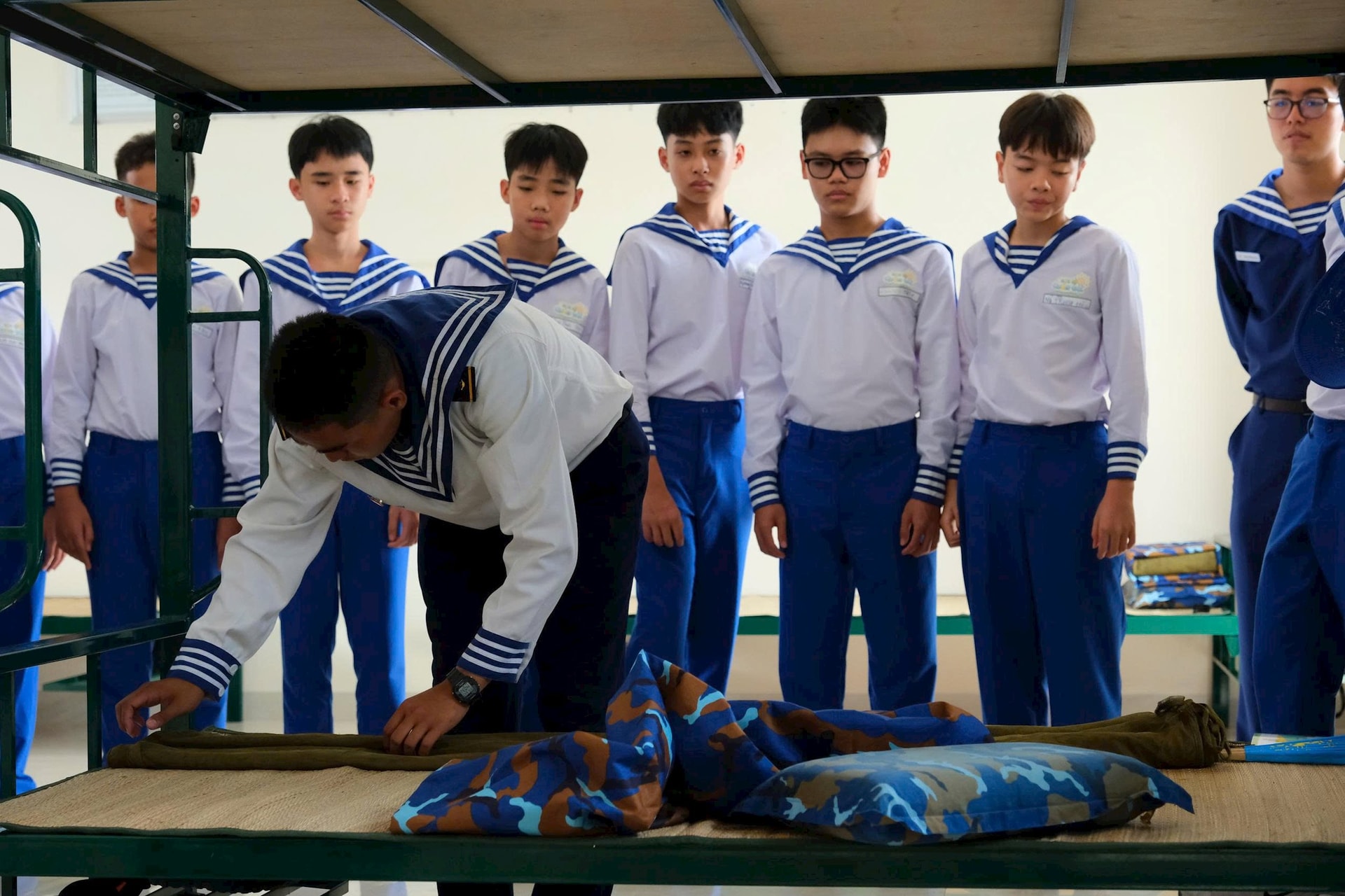 9.-cac-hoc-vien-duoc-huong-dan-sap-xep-trat-tu-noi-vu-cho-cac-hoc-vien.jpg