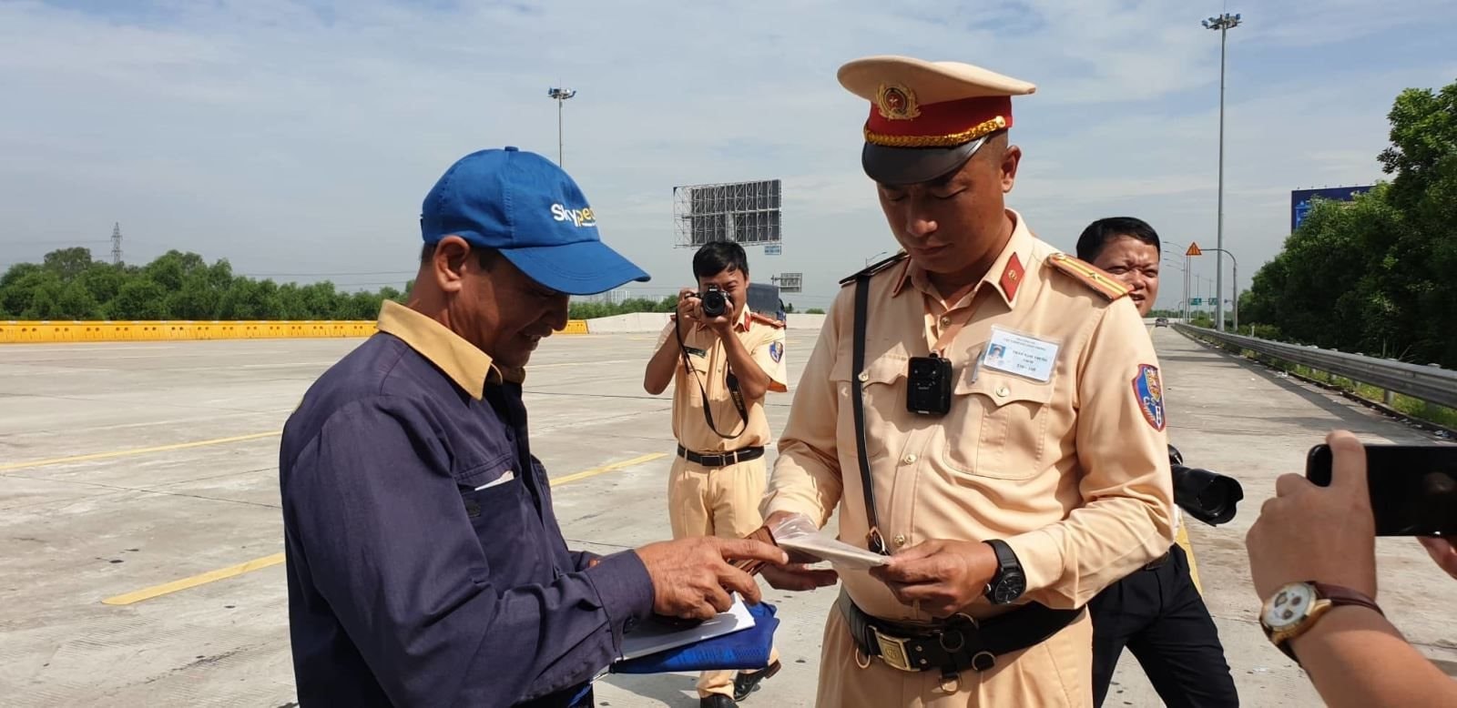 lai-xe-khong-mang-theo-giay-to-phot-lo-quy-dinh-gay-kho-cho-luc-luong-chuc-nang-anh-1.jpg