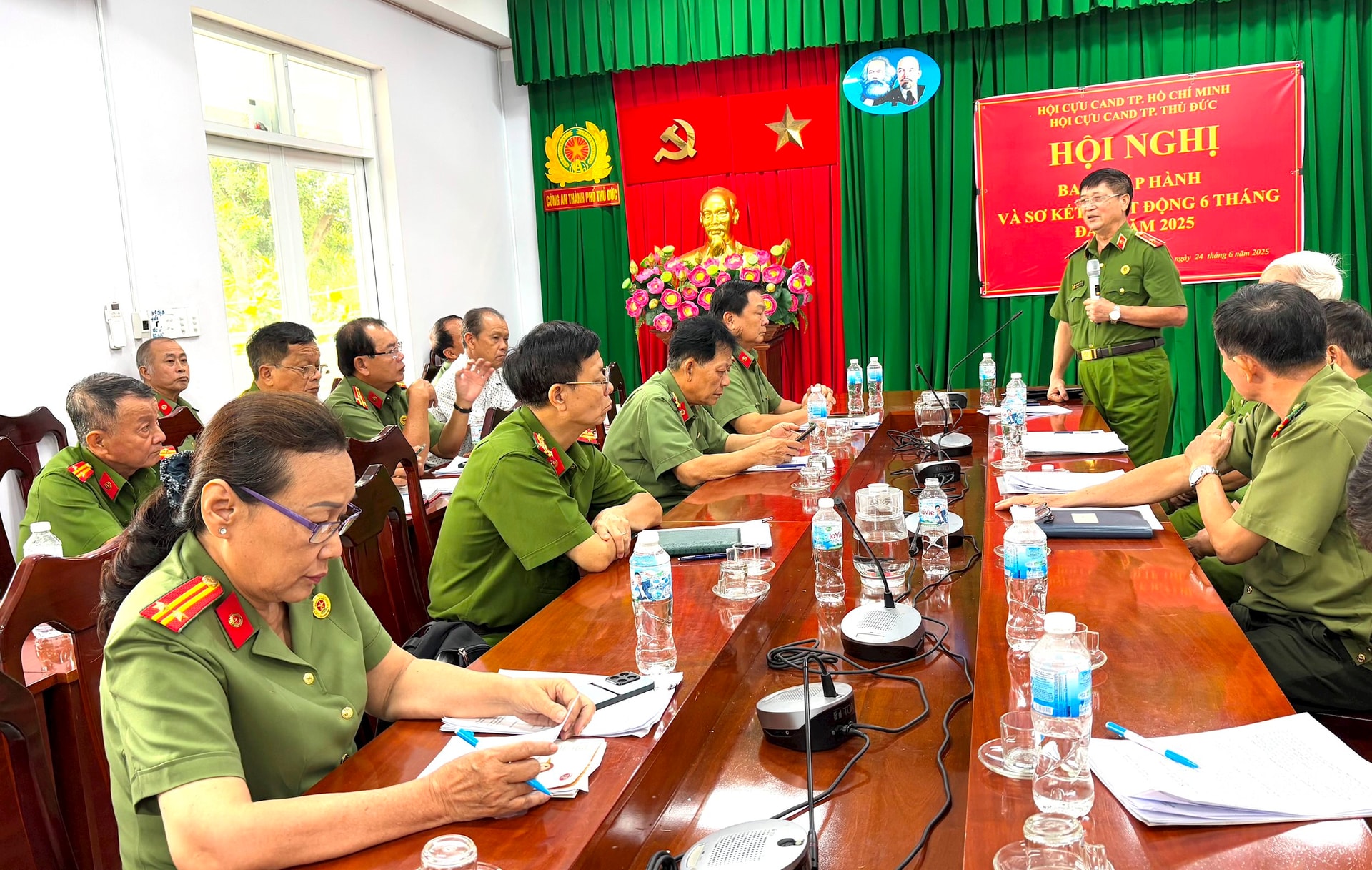 anh-2-thieu-tuong-vu-duc-khien-pho-chu-tich-hoi-cuu-cand-tp.hcm-phat-bieu-chi-dao-trong-hoi-nghi-sang-24.6..jpg