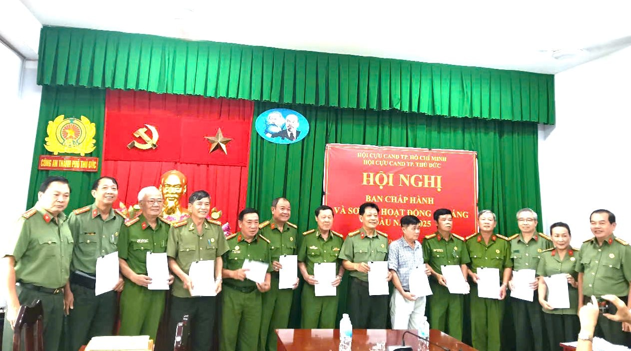 anh-3-hoi-cuu-cand-tp-thu-duc-trao-quyet-dinh-thanh-lap-12-chi-hoi-cuu-cand-cap-phuong.-1-(1).jpg