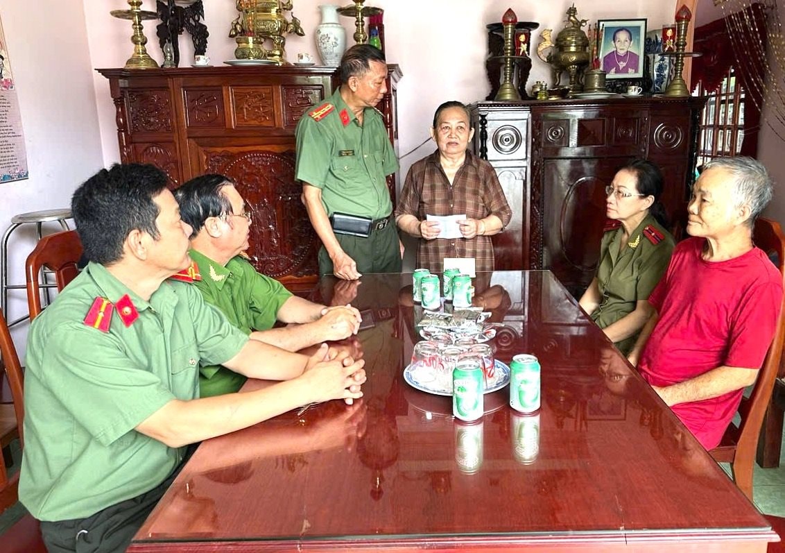anh-5-chi-hoi-cuu-cand-p.tang-nhon-phu-a-tham-hoi-tang-qua-gia-dinh-chinh-sach..jpg