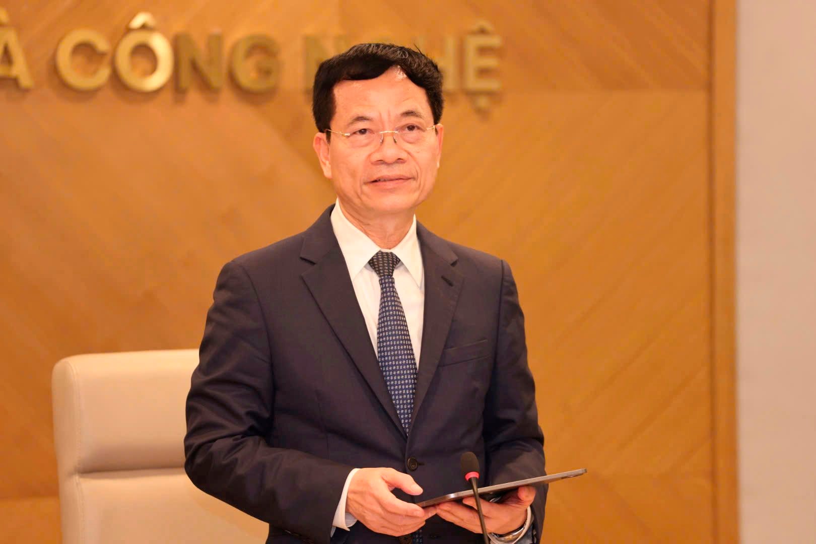 bo-truong-nguyen-manh-hung-phat-bieu-tai-hoi-nghi.jpg