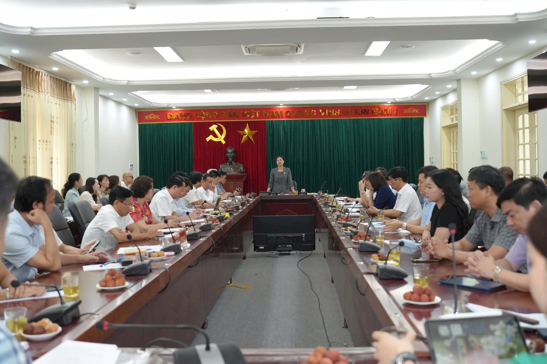 quang-canh-buoi-lam-viec.jpg