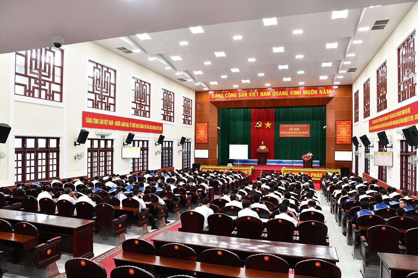 1.-quang-canh-hoi-nghi.jpg