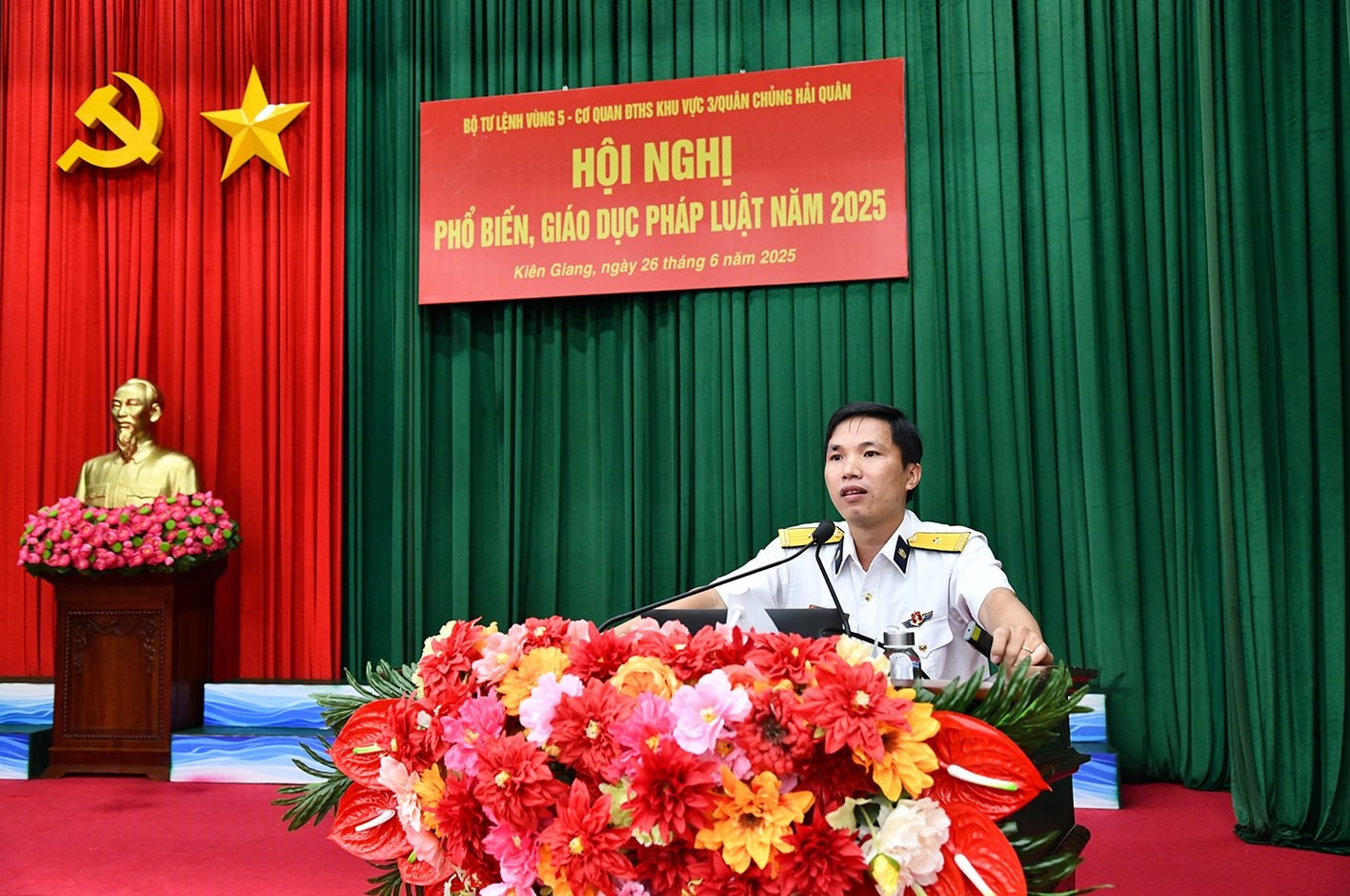 2.-bao-cao-vien-co-quan-dieu-tra-hinh-su-khu-vuc-3-quan-chung-hai-quan-truyen-dat-noi-dung-tai-hoi-nghi.jpg