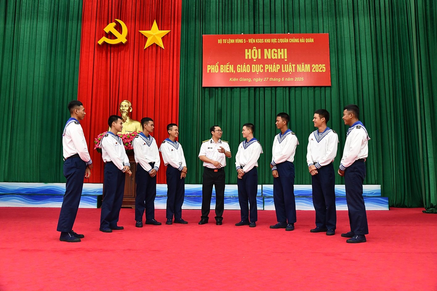 4.-can-bo-vien-kiem-sat-quan-su-khu-vuc-2-trao-doi-voi-cac-chien-si-tre-mot-so-diem-moi-cua-luat-giao-thong-duong-bo.jpg