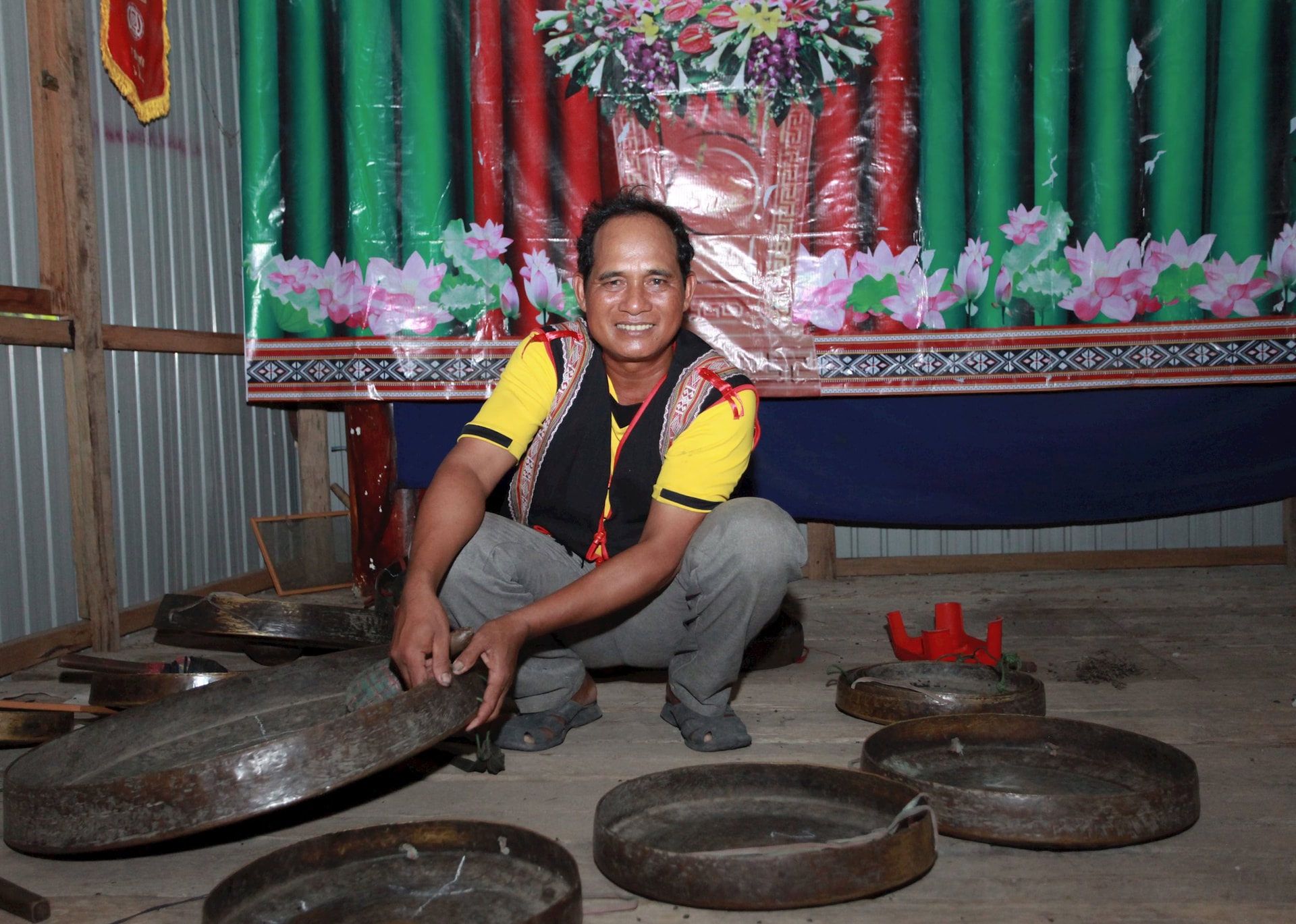 nghe-nhan-a-hlik-gioi-thieu-bo-chieng-quy-tai-lang.jpg