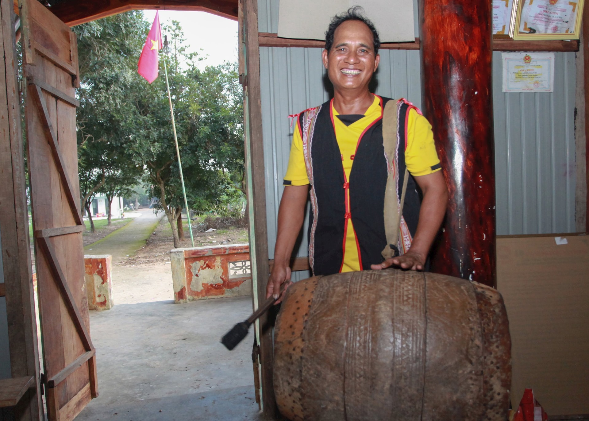 ngoai-chieng-nghe-nhan-a-hlik-con-am-hieu-va-choi-duoc-mot-so-nhac-cu-khac.jpg