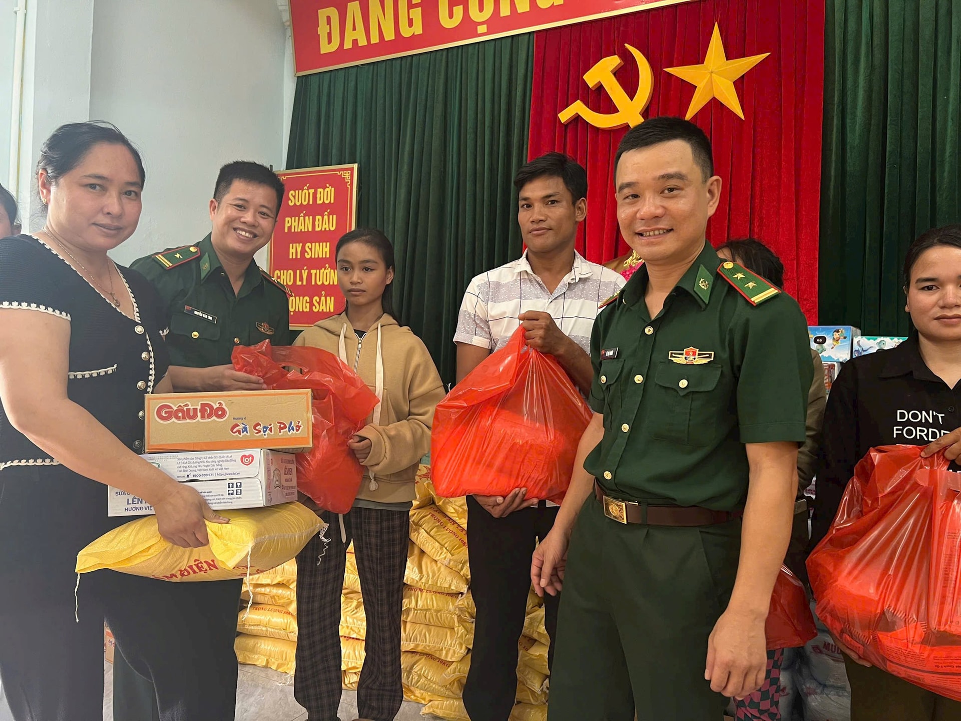 bien-phong-la-lay-trao-qua-280625-3.jpg