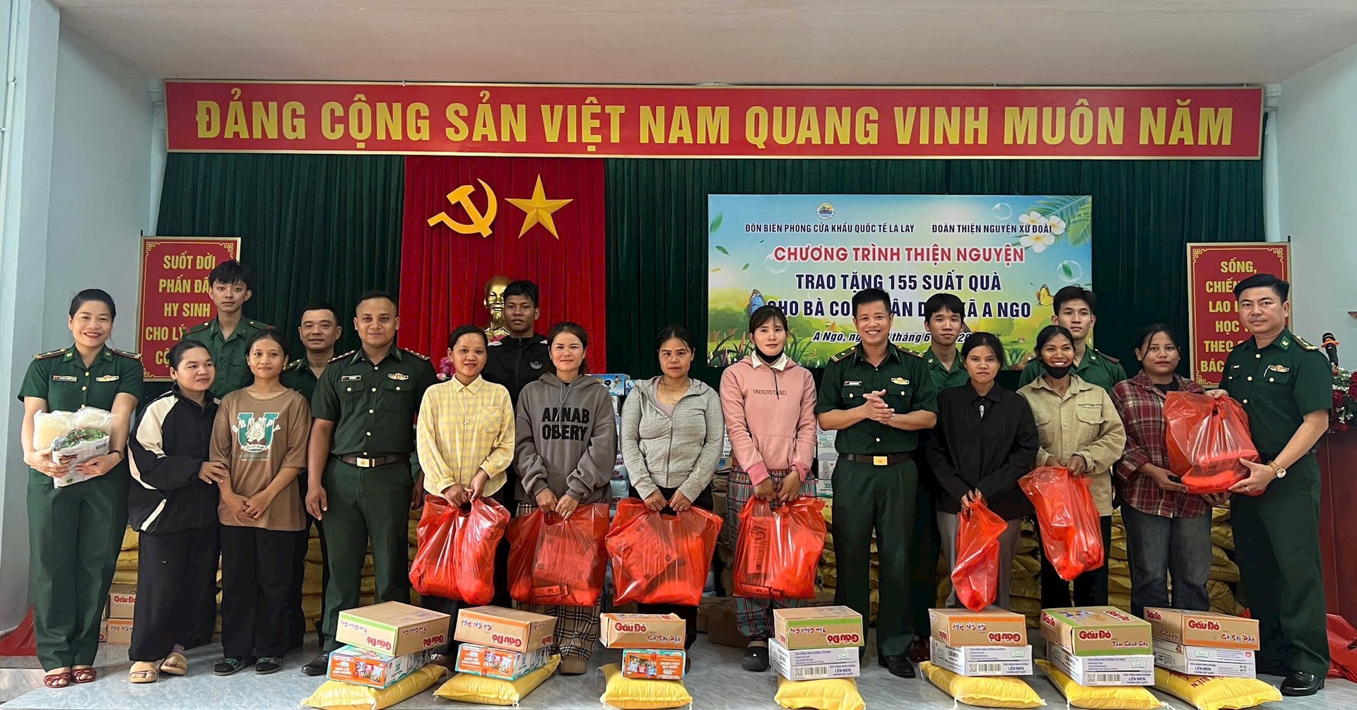 bien-phong-la-lay-trao-qua-280625.jpg