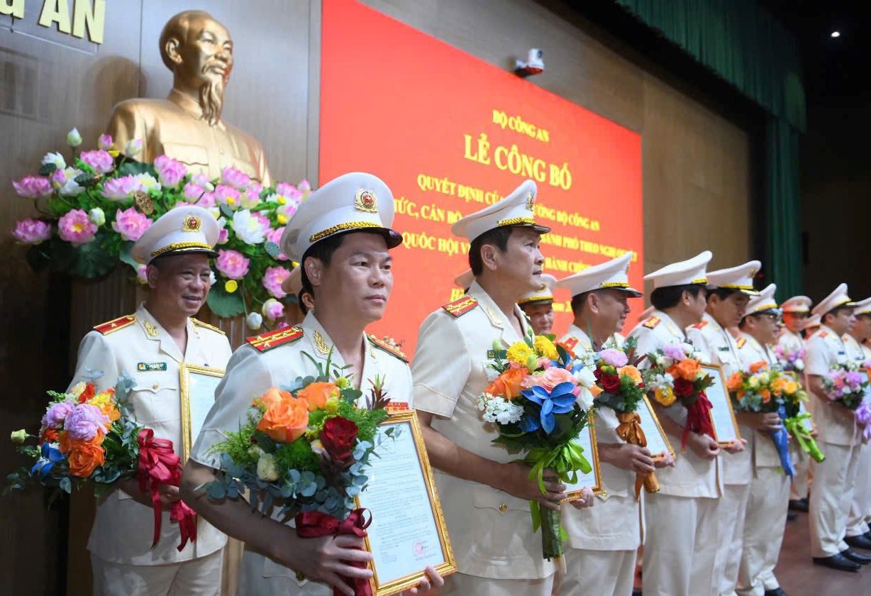 cong-an-ninh-binh-moi1.jpg