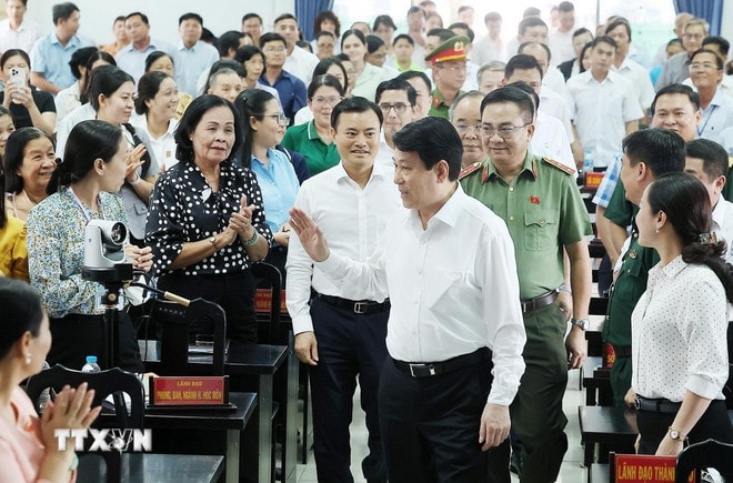 ttxvn-2806-chu-tich-nuoc-tiep-xuc-cu-tri-4.jpg