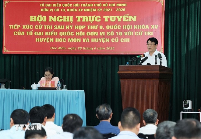 ttxvn-2806-chu-tich-nuoc-tiep-xuc-cu-tri-6.jpg