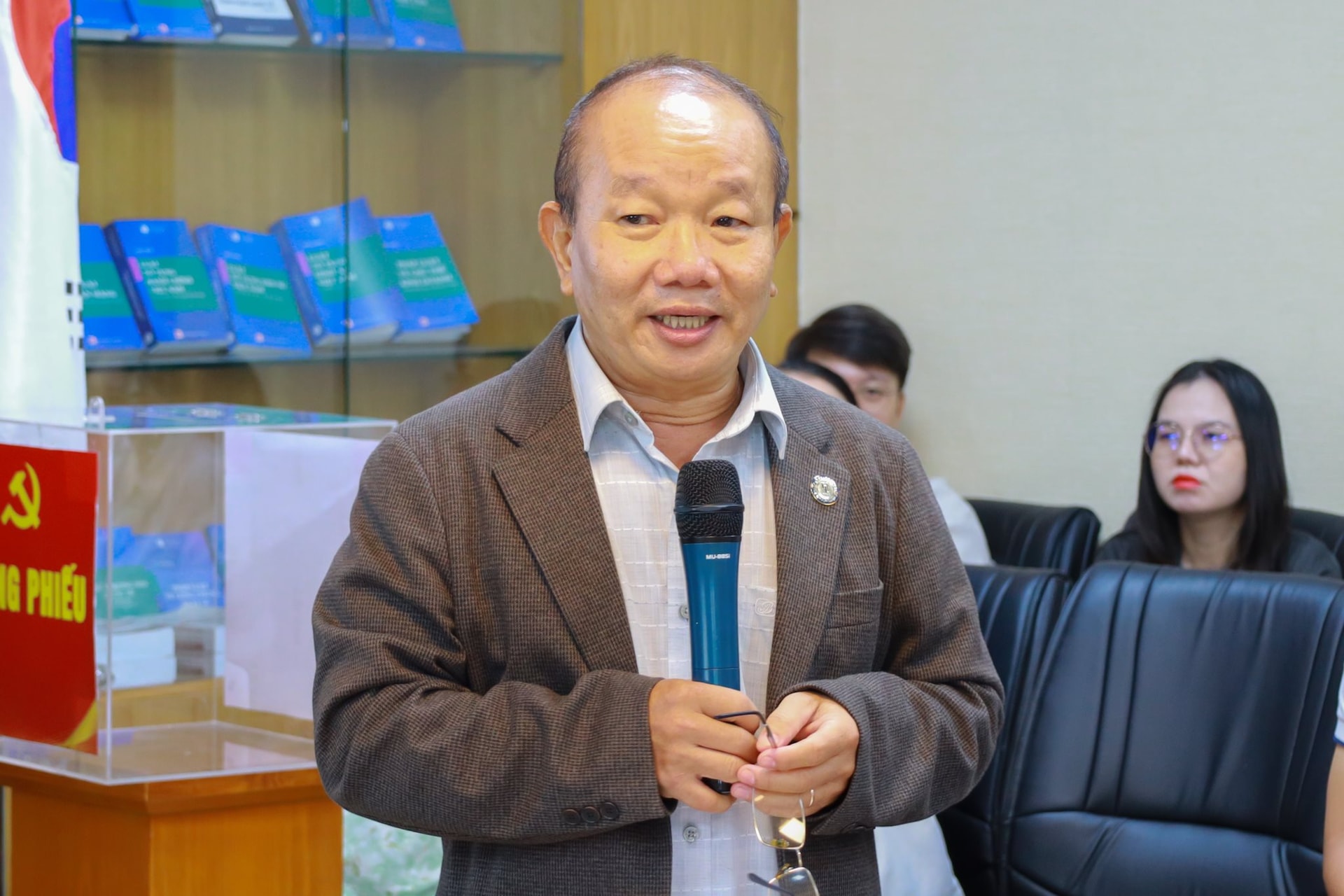 pgs.ts.-nguyen-van-van-nguyen-truong-khoa-luat-thuong-mai-truong-dai-hoc-luat-tp.-ho-chi-minh-chia-se-cach-dat-ten-de-tai-nghien-cuu.jpg