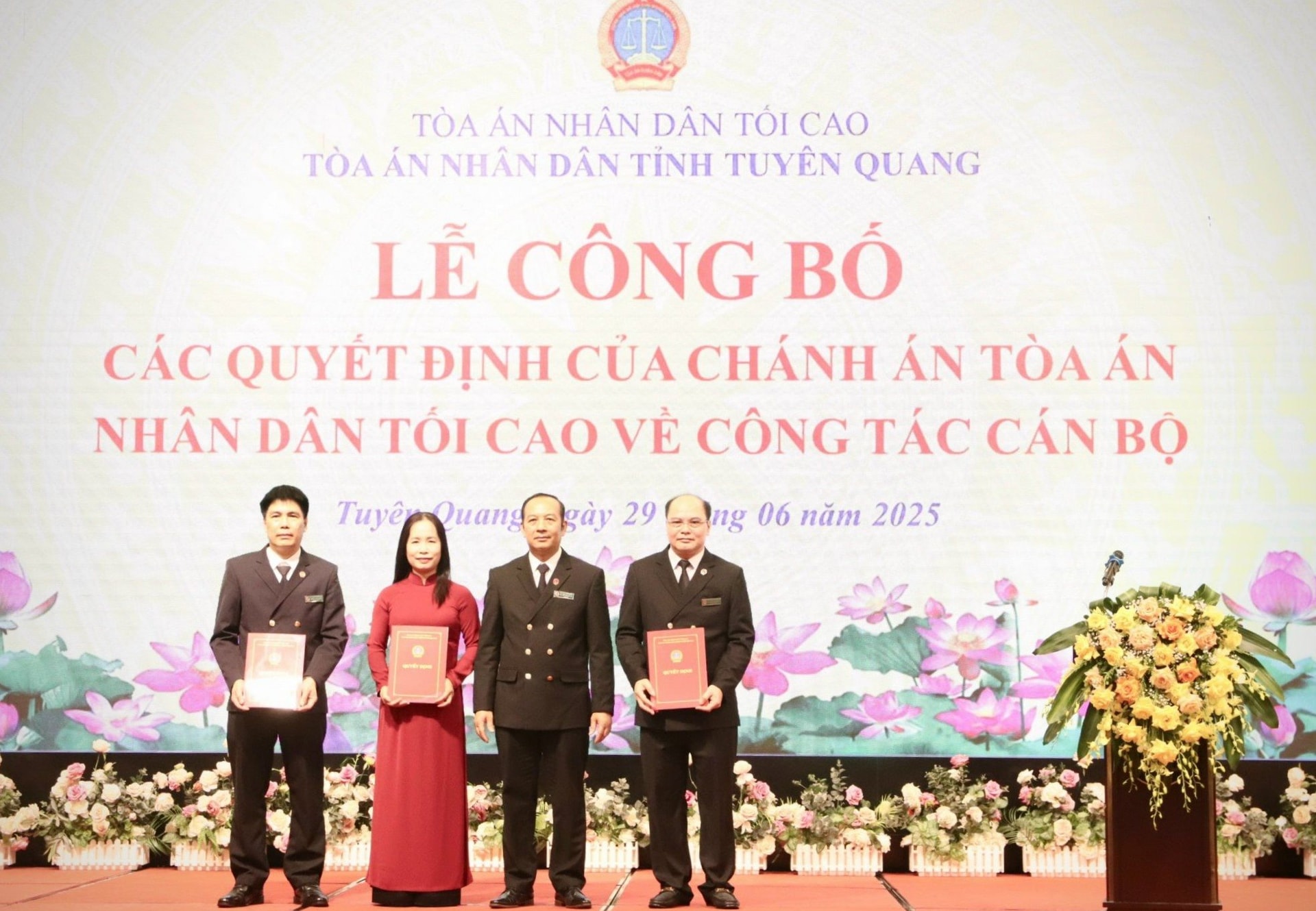 anh-2-dong-chi-nguyen-minh-hung-chanh-an-toa-an-nhan-dan-tinh-trao-quyet-dinh-cua-toa-an-nhan-dan-toi-cao-bo-nhiem-cac-pho-chanh-an-toa-an-nhan-dan-tinh.jpg
