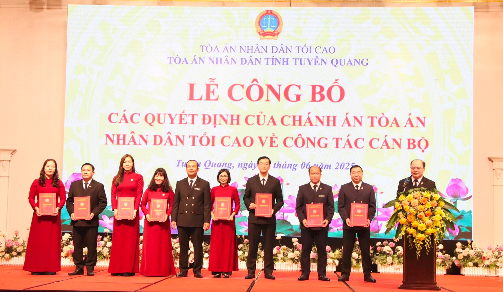 anh-3-dong-chi-nguyen-minh-hung-chanh-an-toa-an-nhan-dan-tinh-trao-quyet-dinh-cua-toa-an-nhan-dan-toi-cao-bo-nhiem-08-chanh-an-toa-an-nhan-dan-khu-vuc.jpg