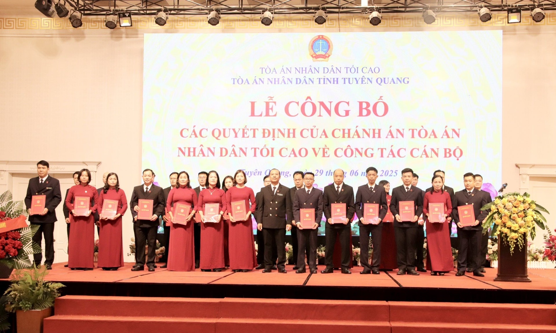 anh-4-dong-chi-nguyen-minh-hung-chanh-an-tand-tinh-tuyen-quang-trao-cac-quyet-dinh-bo-nhiem-cho-cac-pho-chanh-an-tand-khu-vuc.jpg