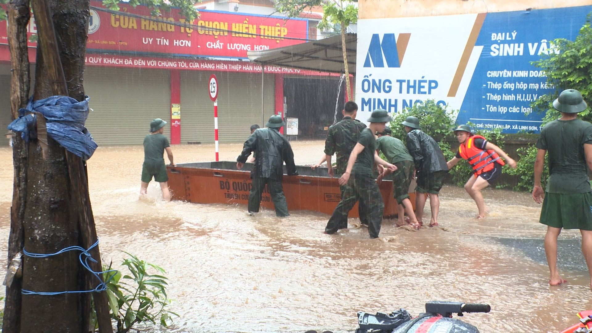 lut-bao-linh-son.00_00_26_40.still006.jpg