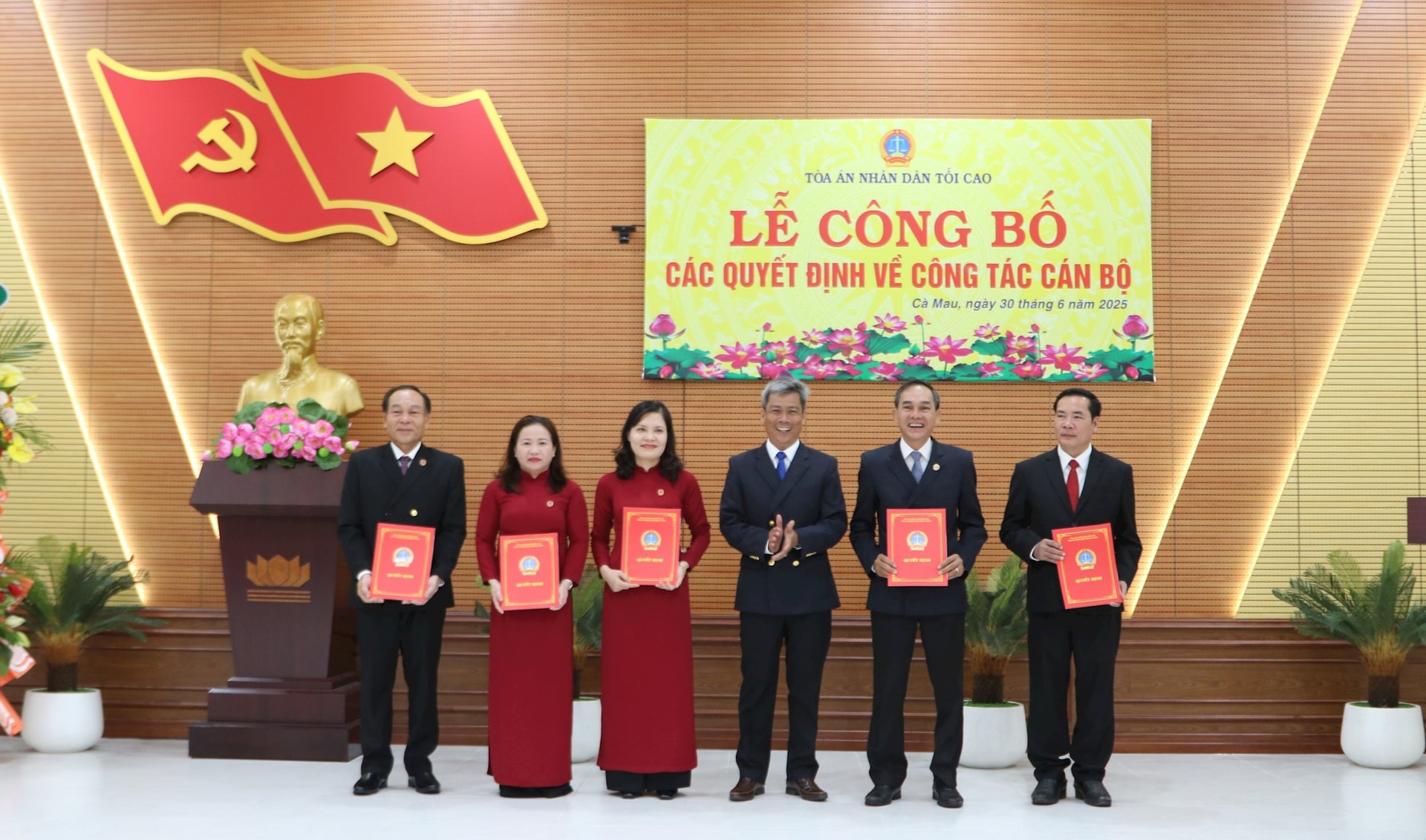 trao-qd-bo-nhiem-pca-tand-tinh-cm.jpg