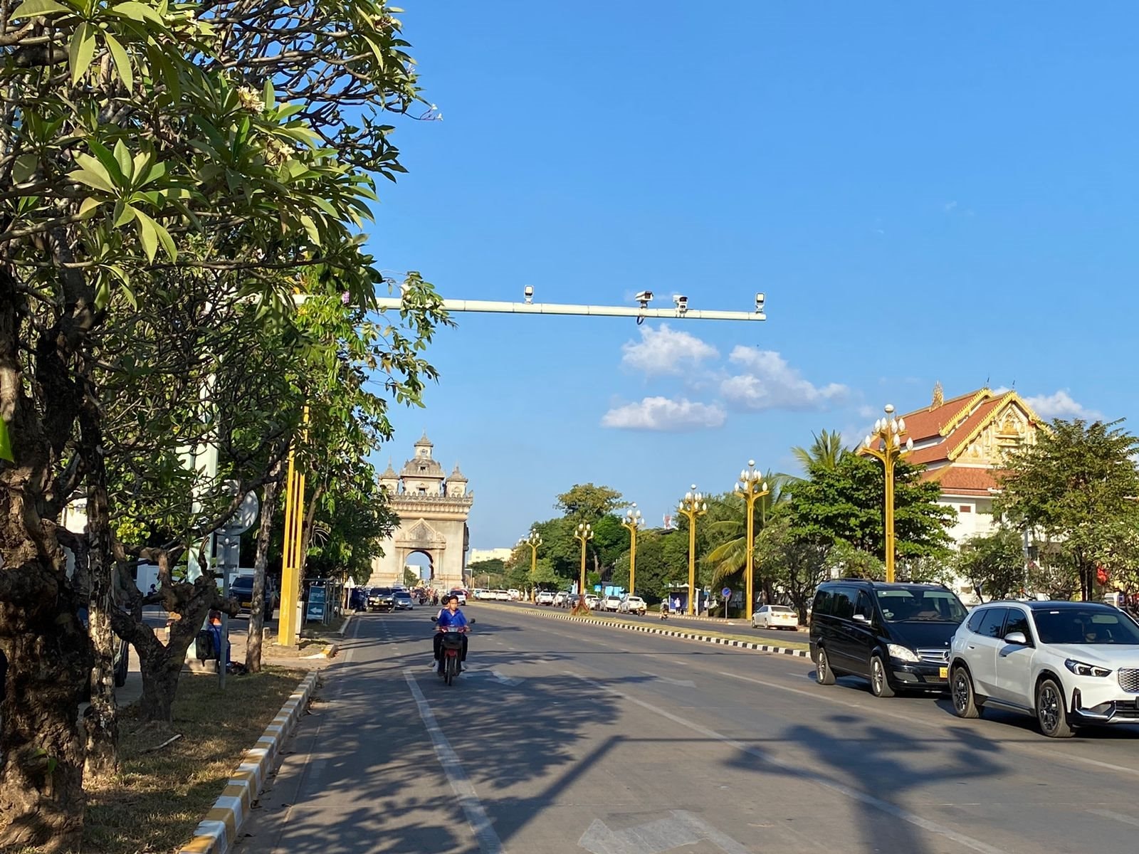 ai-cam-trien-khai-tai-lao.jpeg